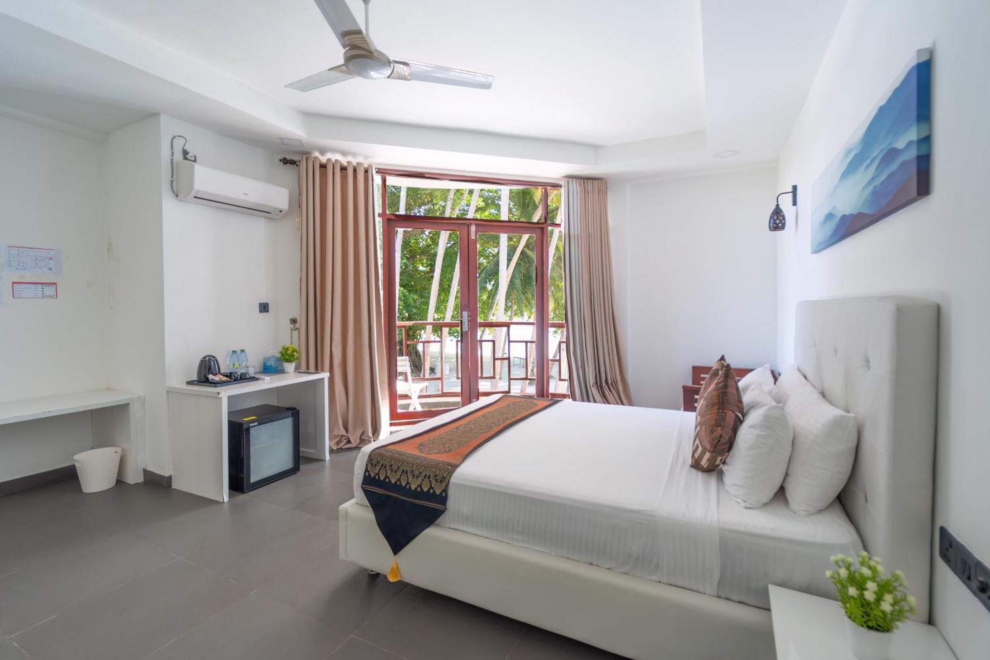 Silver Oasis Maldives Hotel ฮูรา ภายนอก รูปภาพ