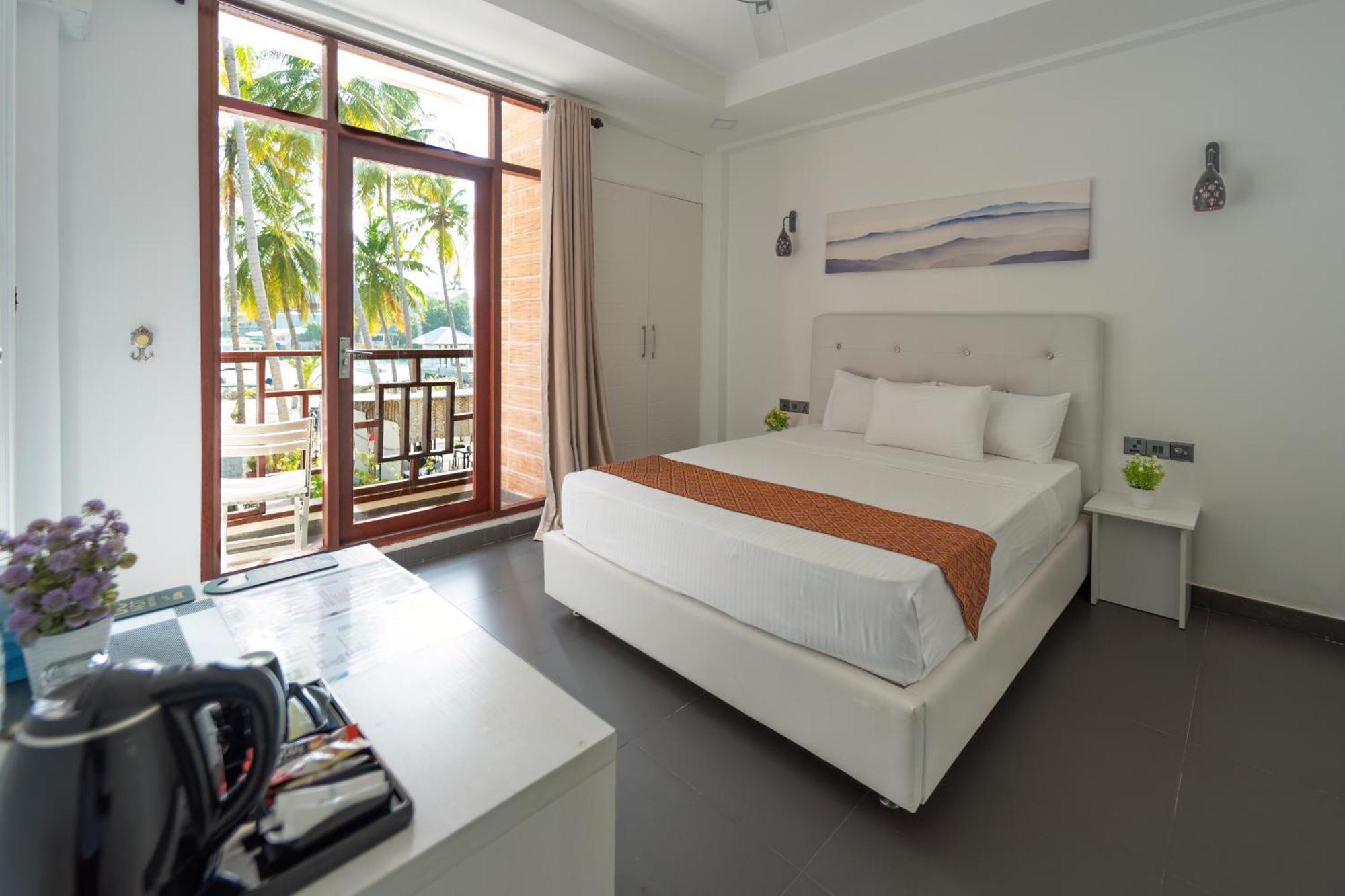 Silver Oasis Maldives Hotel ฮูรา ภายนอก รูปภาพ